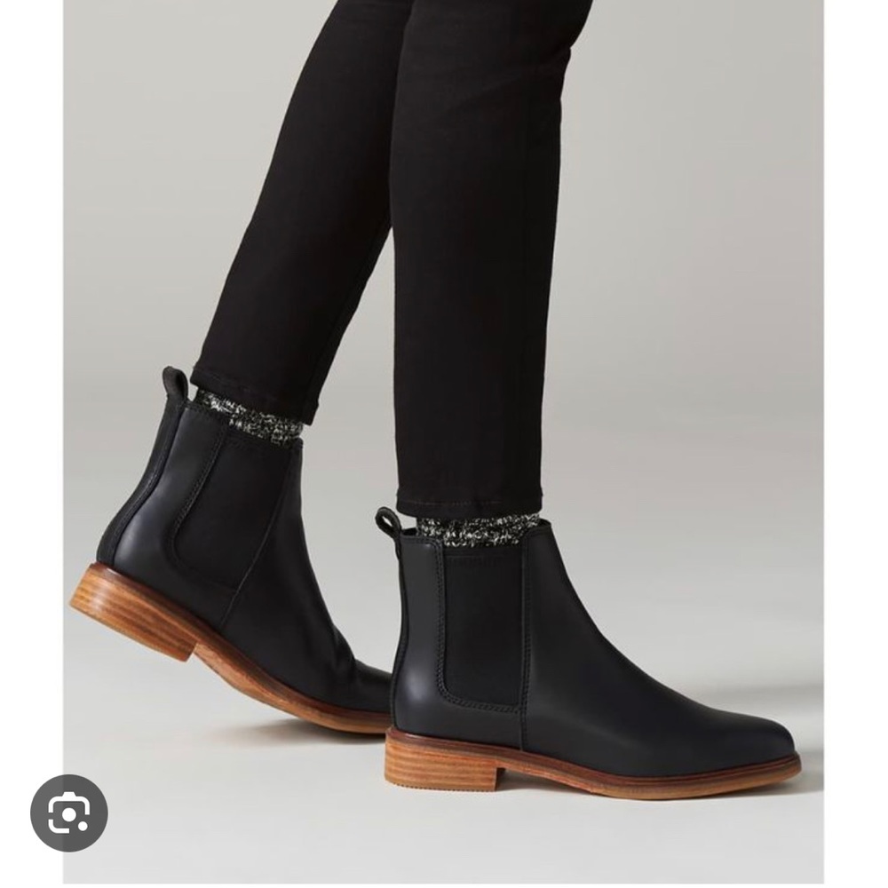Clarks Clarkdale Arlo Women’s Chelsea Boot. Size 6. Black leather.